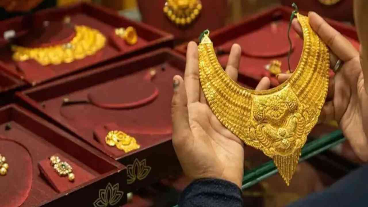 Gold, Silver Price Today: লক্ষ্মীবারে দাম কমল সোনা-রুপোর? জানুন কলকাতা আজ রেট কত | Know Today Silver and Gold Price In Kolkata