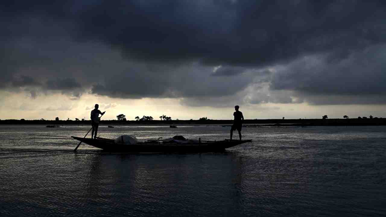 Weather Today: ছুটির দিনে ঝড়-বৃষ্টিতে জেরবার হবে দক্ষিণবঙ্গ, এই জেলাগুলোয় সতর্কতা, আজকের আবহাওয়া | South Bengal Rain Storm Forecast Today